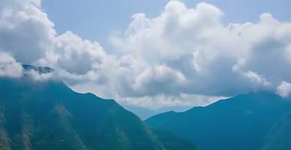 4K航拍延时蓝天白云下的雄伟大山视频的预览图